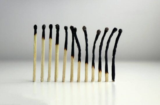 Tanka meja med kronično utrujenostjo in izgorelostjo